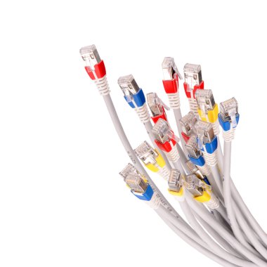 Beyaz arkasında izole renkli lan telekomünikasyon kablo rj45