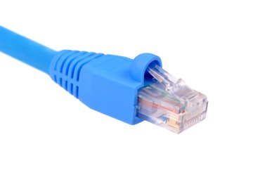 Beyaz arka plan üzerinde izole mavi utp cat6 ağ kablosu