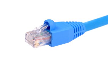 Beyaz arka plan üzerinde izole mavi utp cat6 ağ kablosu