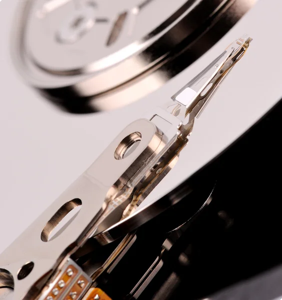 Открытая фотография жесткого диска компьютера с крупным планом — стоковое фото