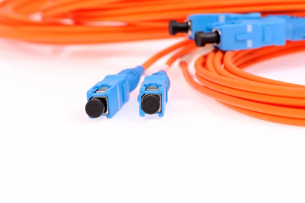 Close-up de cabos de fibra contra o fundo branco — Fotografia de Stock