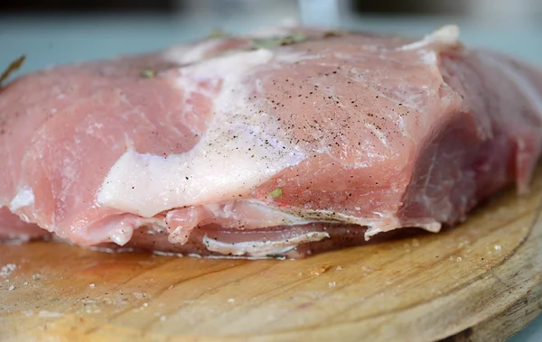 Selezione di carne cruda su tagliere in legno — Foto Stock