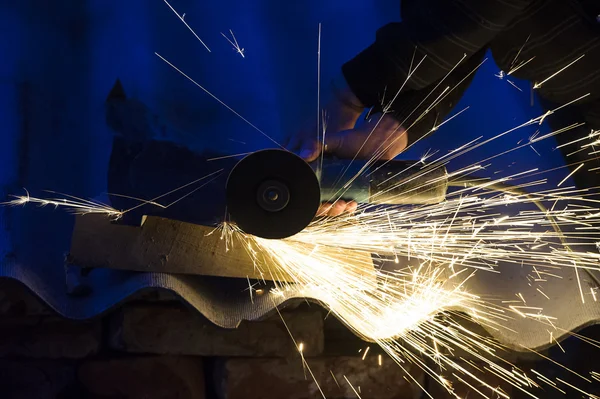 Arbeiter beim Schneiden von Metall mit Schleifer. Funken beim Eisenschleifen — Stockfoto