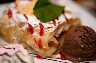 Elmalı turta ve dondurma.