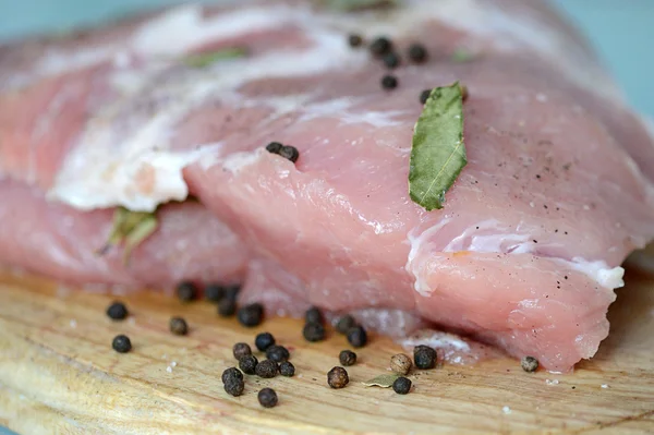 Raw meat on cutting board — Stock Photo, Image