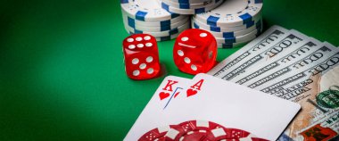 Yeşil masada poker konsepti. İskambil kartları, kumarhane fişleri
