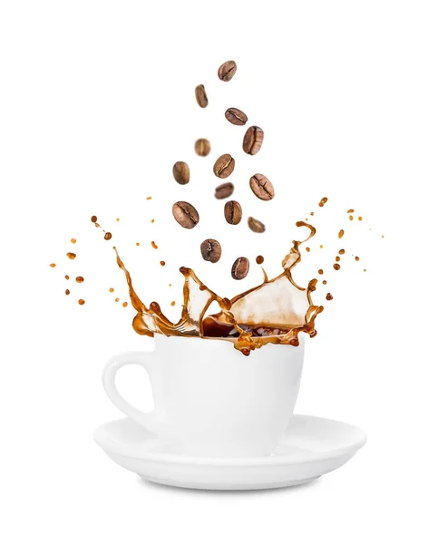 Kopje Koffie Splash Met Vallende Gebrande Koffiebonen — Stockfoto