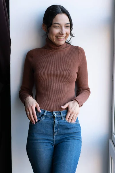 Ung Vacker Kvinna Poserar Studion Står Blå Jeans Vid Fönstret — Stockfoto