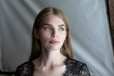 Stüdyoda siyah iç çamaşırlı güzel bir kadının portresi.