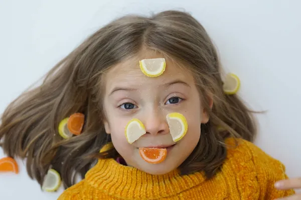 Портрет Маленькой Девочки Желтом Свитере Конфетами — стоковое фото