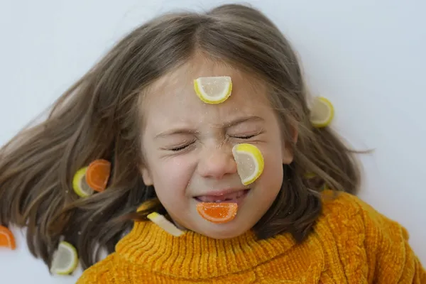 Portrait Une Petite Fille Dans Pull Jaune Avec Des Bonbons — Photo