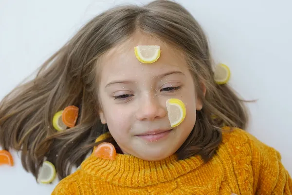 Портрет Маленькой Девочки Желтом Свитере Конфетами — стоковое фото