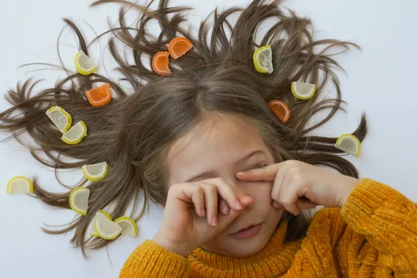 Portrait Une Petite Fille Dans Pull Jaune Avec Des Bonbons — Photo