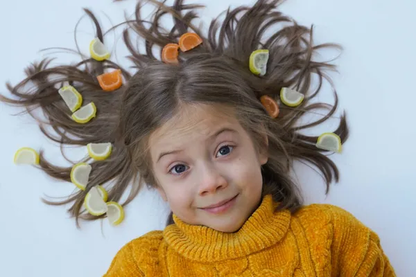 Ritratto Una Bambina Maglione Giallo Con Dolci — Foto Stock