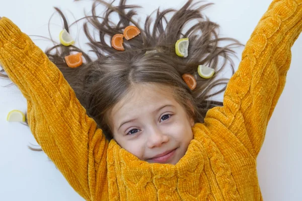 Portrait Une Petite Fille Dans Pull Jaune Avec Des Bonbons — Photo
