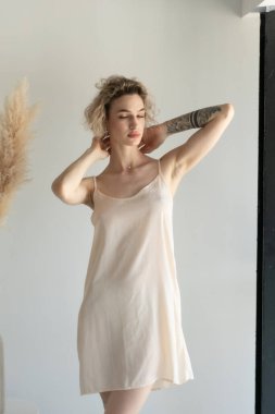 Stüdyoda beyaz iç çamaşırlı güzel bir kadının portresi.