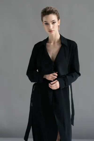 Junge Schöne Frau Posiert Einem Schwarzen Mantel Studio — Stockfoto