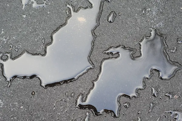Textura Gotas Água Uma Estrada Molhada Preta Salpicada Para Lados — Fotografia de Stock