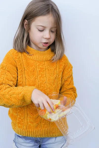 Portrait Une Petite Fille Studio Avec Des Bonbons — Photo