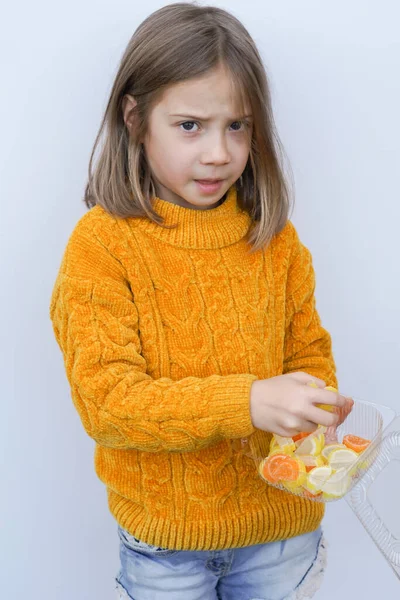 Portrait Une Petite Fille Studio Avec Des Bonbons — Photo