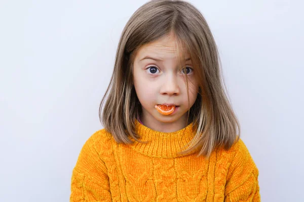 Ritratto Una Bambina Studio Con Caramelle — Foto Stock