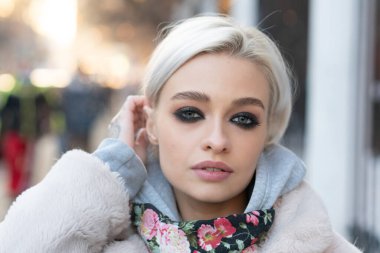 Kışın dışarıda güzel bir kadının portresi.