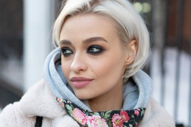 Kışın dışarıda güzel bir kadının portresi.