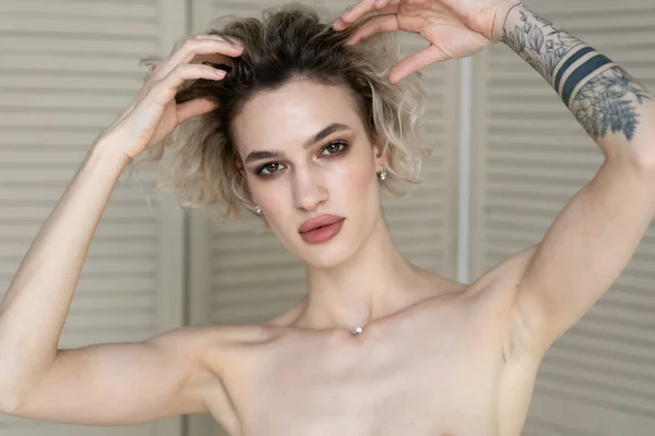 Giovane Ritratto Una Bella Bionda Topless Nello Studio Vicino Allo — Foto Stock