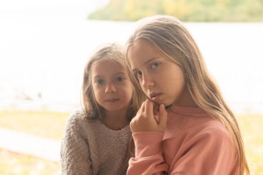 Yazın dışarıda sarılan iki küçük kız.