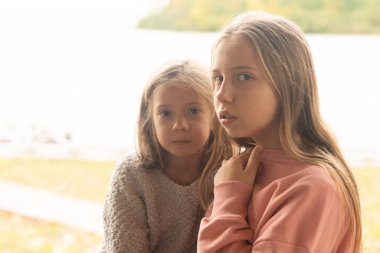 Yazın dışarıda sarılan iki küçük kız.