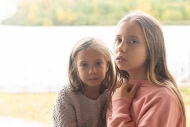 Yazın dışarıda sarılan iki küçük kız.