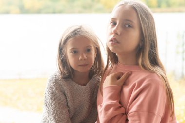 Yazın dışarıda sarılan iki küçük kız.