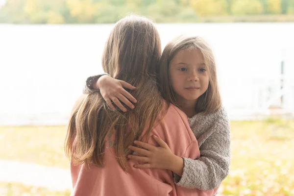 Dwie Małe Dziewczynki Przytulające Się Świeżym Powietrzu Lecie — Zdjęcie stockowe