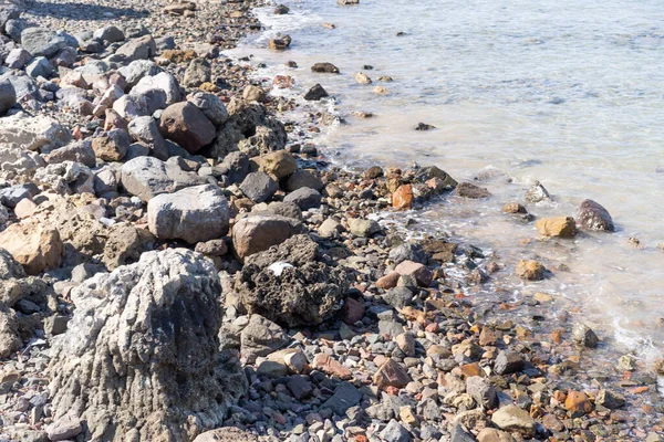 蓝海的岩石海岸 — 图库照片