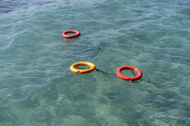 Yaşam şamandıraları mavi denizde yüzer.