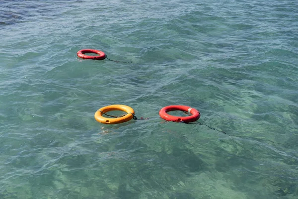 Rettungsbojen Schwimmen Blauen Meer — Stockfoto