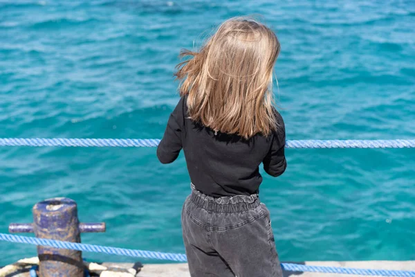 Маленькая Девочка Пирсе Моря Джинсах — стоковое фото