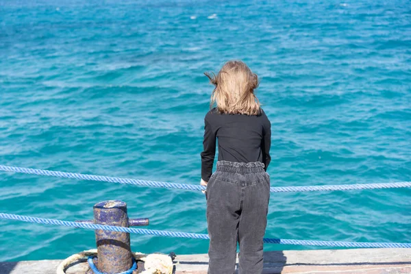 Kleines Mädchen Jeans Auf Der Seebrücke Meer — Stockfoto