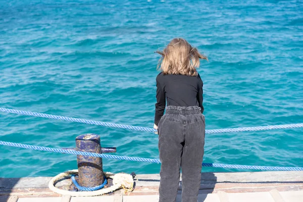 Niña Muelle Cerca Del Mar Jeans — Foto de Stock