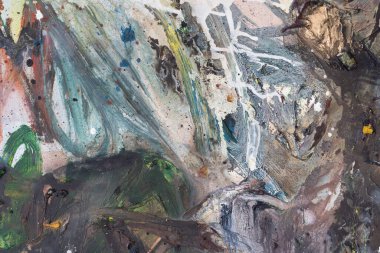 Kirli zemin boyayla boyanmış.