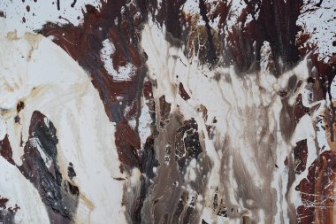 Kirli zemin boyayla boyanmış.