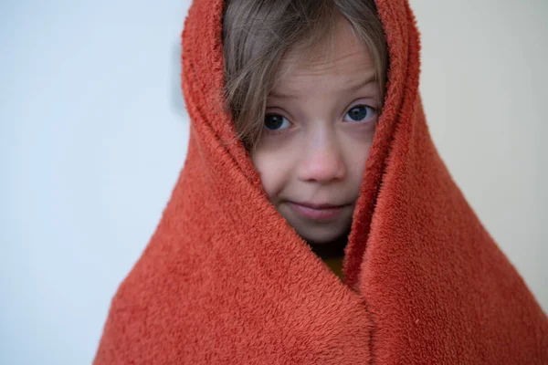 Portret Dziewczynki Pokrytej Pomarańczowym Ręcznikiem — Zdjęcie stockowe