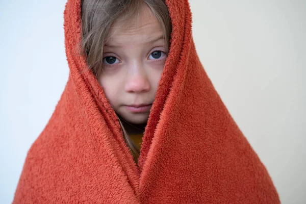 Turuncu Havluyla Kaplı Küçük Bir Kızın Portresi — Stok fotoğraf