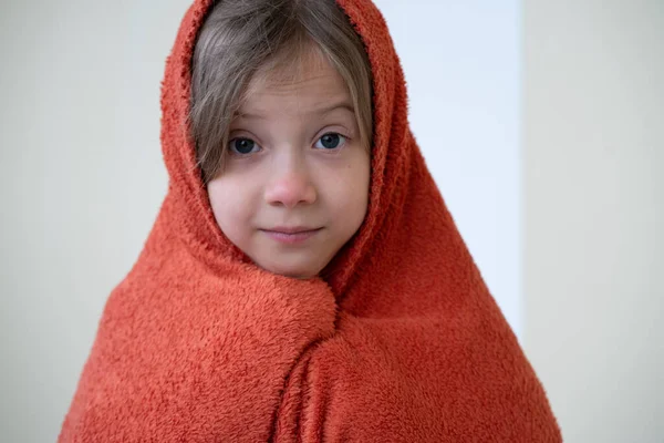 Porträtt Liten Flicka Täckt Med Orange Handduk — Stockfoto