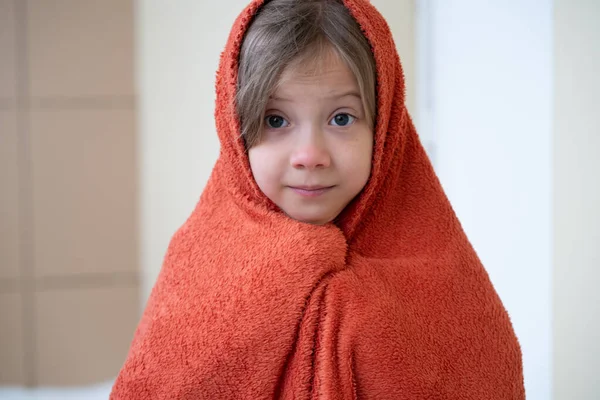 Porträtt Liten Flicka Täckt Med Orange Handduk — Stockfoto