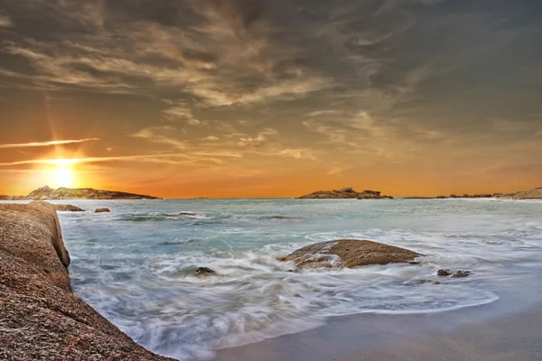 Farbenfroher Sonnenuntergang am Meer im Sommer — Stockfoto