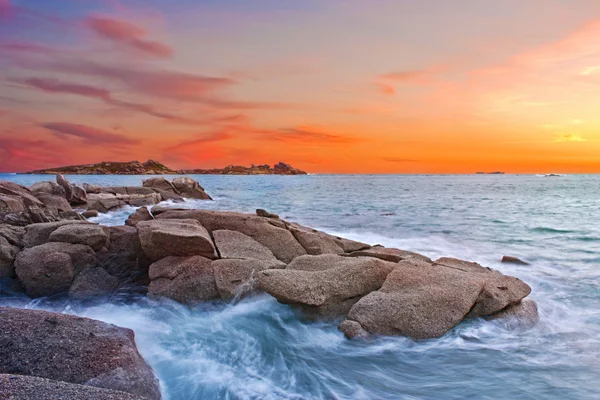 Coucher de soleil coloré au bord de la mer pendant l'été — Photo