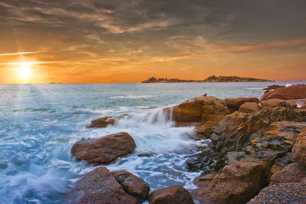 Färgstark solnedgång på seaside under sommaren — Stockfoto