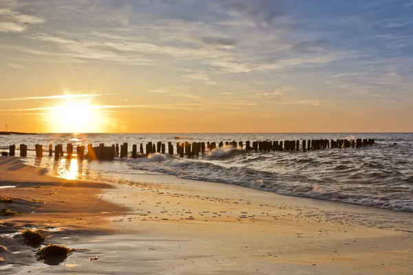 Coucher de soleil coloré au bord de la mer pendant l'été — Photo