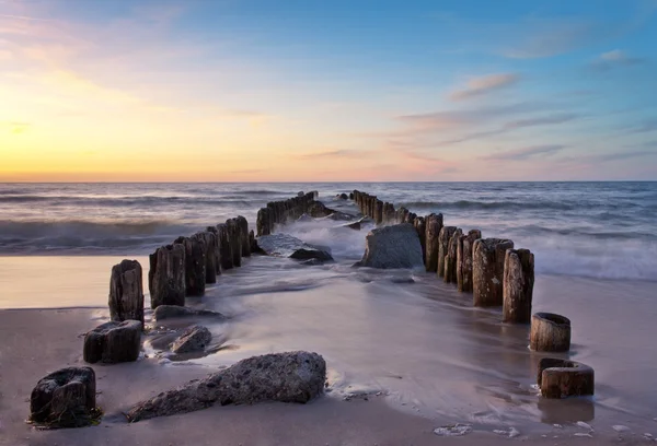 Kleurrijke zonsondergang op zee tijdens de zomer — Stockfoto